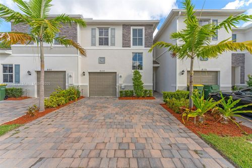 809 Se 16th Ct, Homestead, FL, 33034-5682 | Card Image