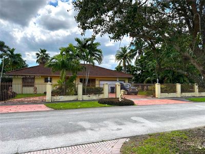 10512 Sw 55th St, House other with 4 bedrooms, 2 bathrooms and null parking in Miami FL | Image 2