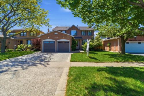 2078 Hunters Wood Drive, Burlington, ON, L7M2T2 | Card Image