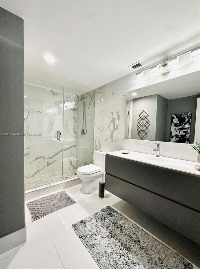 APT-911 - 19390 Collins Ave, Condo with 2 bedrooms, 1 bathrooms and null parking in Sunny Isles Beach FL | Image 24