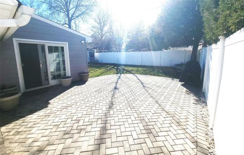 18 Apollo Ln, Hicksville, NY, 11801-4436 | Card Image
