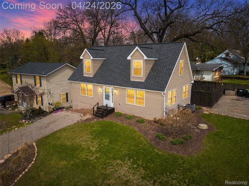 7395 Harrington Dr, Brighton, MI, 48116-5141 | Card Image