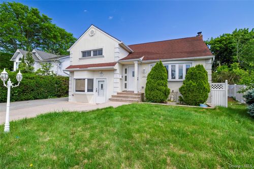 561 Woodbury Rd, Plainview, NY, 11803-1010 | Card Image