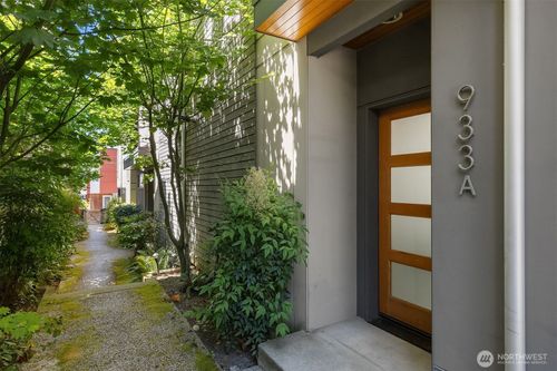 933 16th Ave, Seattle, WA, 98122-4529 | Card Image