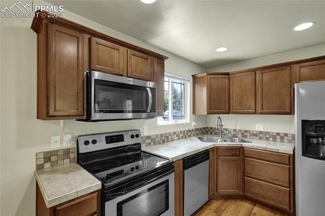 2601 Lynbarton Pt, Townhouse with 3 bedrooms, 3 bathrooms and 1 parking in Colorado Springs CO | Image 9