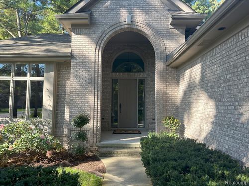 9112 Roger Scott Trl, Brighton, MI, 48116-6801 | Card Image
