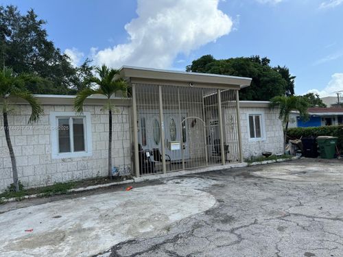 655 Ne 135th St, North Miami, FL, 33161-7518 | Card Image