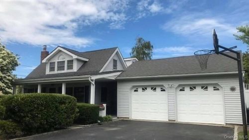 818 12th St, West Babylon, NY, 11704-3117 | Card Image