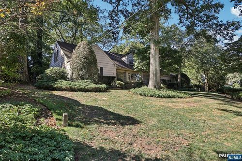 172 Ackerman Ave, Ho Ho Kus, NJ, 07423-1039 | Card Image