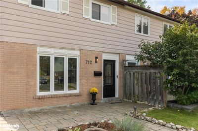 712 Elgin St, House other with 3 bedrooms, 2 bathrooms and 3 parking in Newmarket ON | Image 2