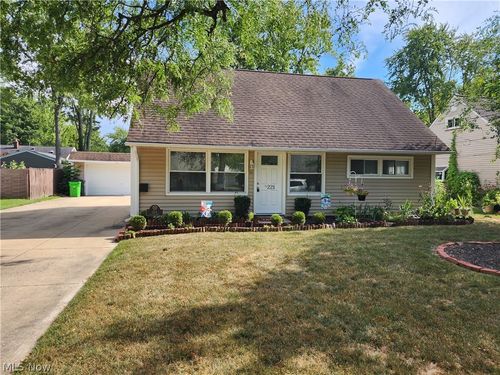 221 Wallace Dr, Berea, OH, 44017-2658 | Card Image