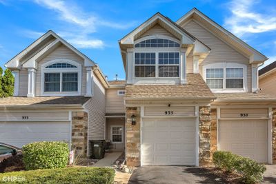 935 Viewpoint Drive, Townhouse with 3 bedrooms, 1 bathrooms and 1 parking in Lake In The Hills IL | Image 2