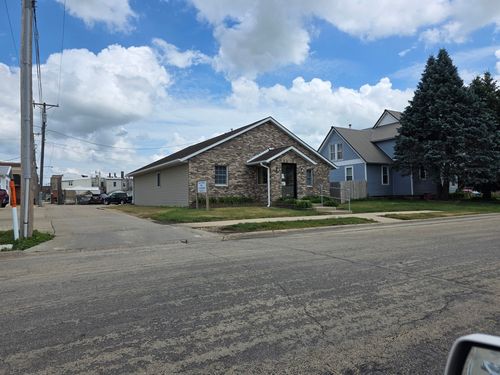 812 7th Ave, De Witt, IA, 52742-1305 | Card Image