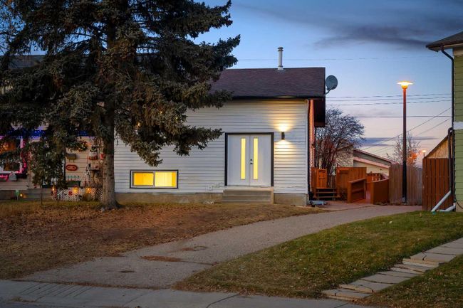 2966 Doverville Crescent Se, Home with 4 bedrooms, 2 bathrooms and 2 parking in Calgary AB | Image 6