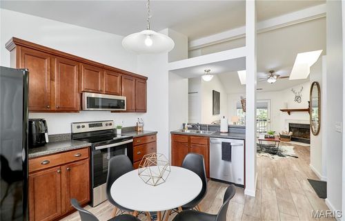 7-1052 Sugar Creek Ct, Saint Peters, MO, 63376-7423 | Card Image