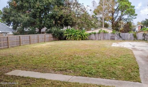 121 Meadow Glen Dr, Youngsville, LA, 70592-5331 | Card Image