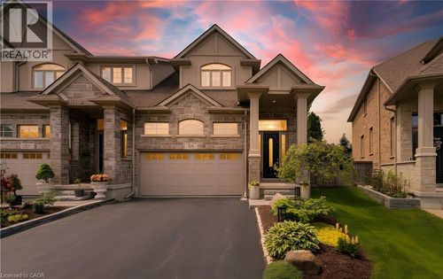121 Oak Park Dr, Waterloo, ON, N2K0B3 | Card Image