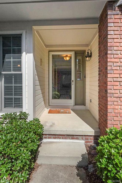 16658 Country Knoll Dr, Northville, MI, 48168-3401 | Card Image