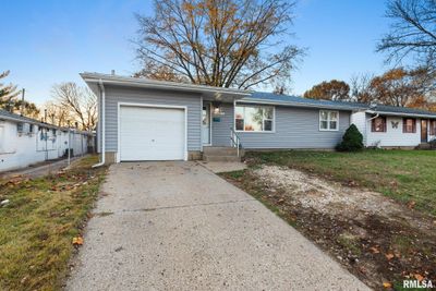 105 N 19 Th Street, House other with 3 bedrooms, 2 bathrooms and null parking in Pekin IL | Image 2