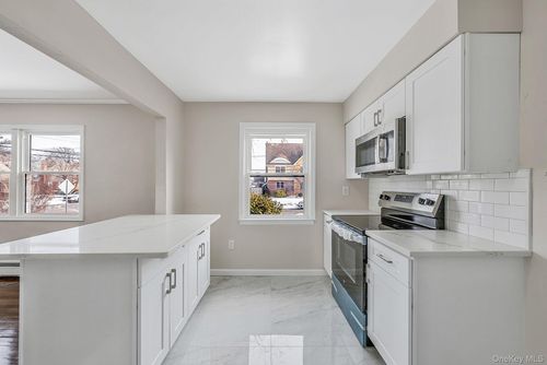 526 Albert St, East Meadow, NY, 11554-4956 | Card Image