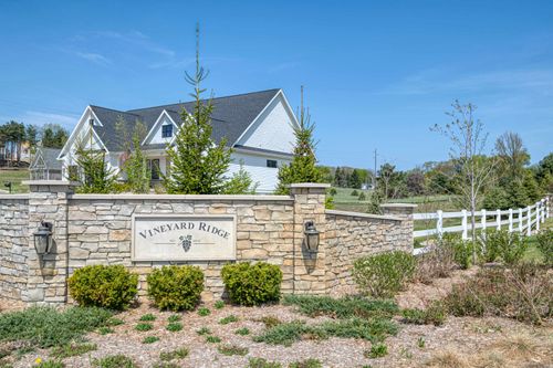 206 Vineyard Ridge Dr, Traverse City, MI, 49686-1987 | Card Image