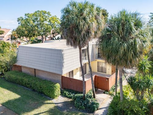 305-1700 Embassy Dr, West Palm Beach, FL, 33401-1913 | Card Image