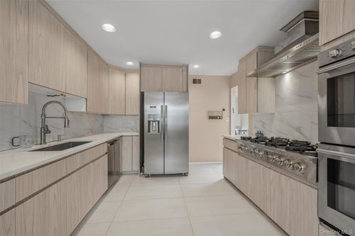 8 Pine Dr, Great Neck, NY, 11021-2830 | Card Image