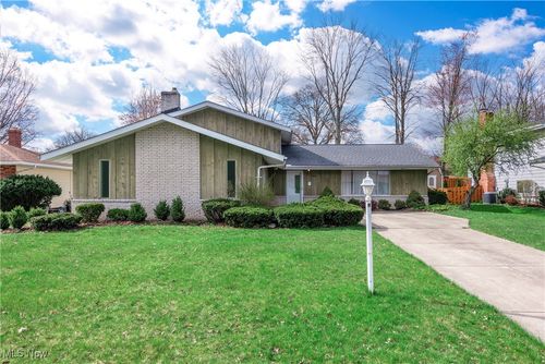 13767 Trenton Trl, Middleburg Heights, OH, 44130-6829 | Card Image