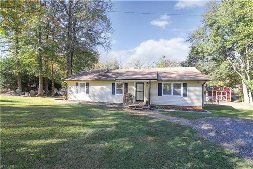 234 College Ln, Reidsville, NC, 27320-8312 | Card Image