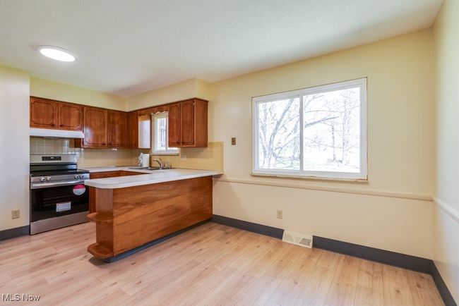 Large Eat-In Kitchen Area | Image 7
