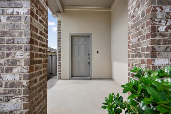 Property entrance with stucco siding | Image 7