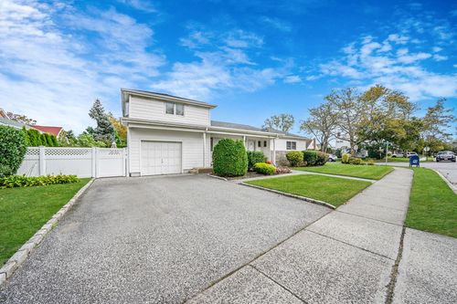 138 Claudy Ln, New Hyde Park, NY, 11040-1635 | Card Image