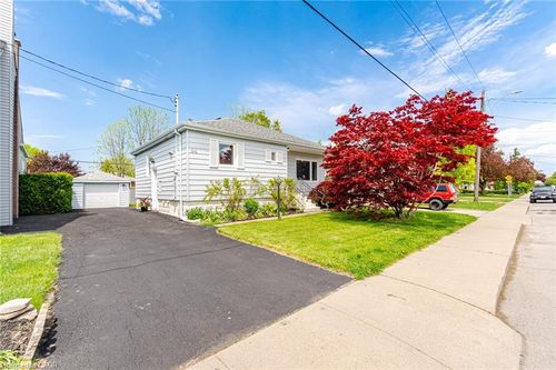 94 Clarendon Ave, Hamilton, ON, L9A3A3 | Card Image