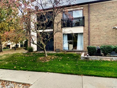 18399 University Park Dr, Livonia, MI, 48152-2627 | Card Image