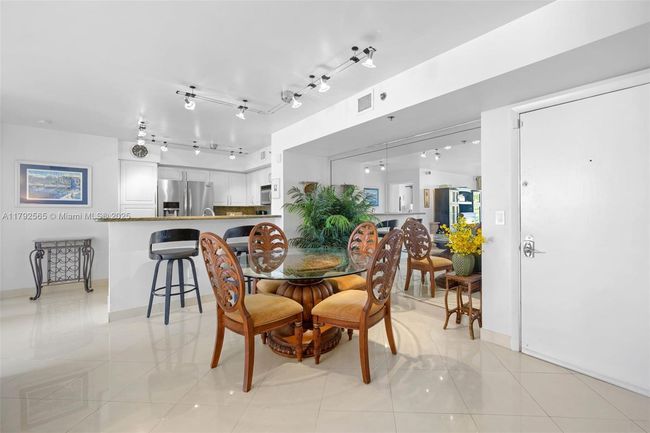1406 - 19999 E Country Club Dr, Condo with 2 bedrooms, 2 bathrooms and null parking in Aventura FL | Image 6