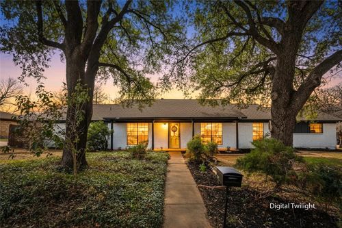 1708 Park Ridge Ter, Arlington, TX, 76012-1933 | Card Image