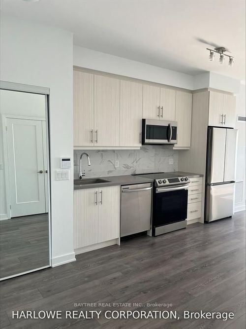 703-95 Oneida Cres, Richmond Hill, ON, L4B0H5 | Card Image