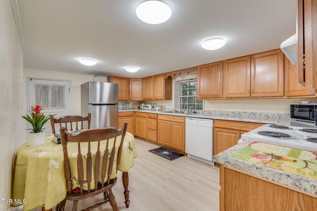 Downstairs: Kitchen | Image 33