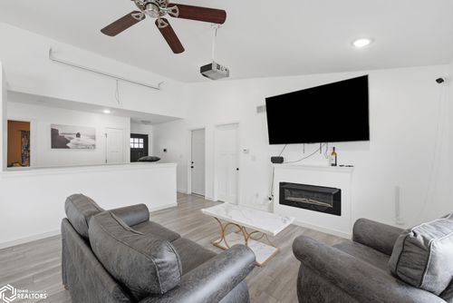 1005 S 12th Ave, Washington, IA, 52353-1310 | Card Image
