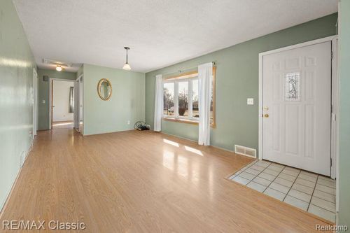 36 Osage Cir, Waterford, MI, 48328-3238 | Card Image