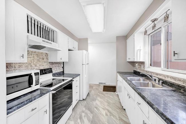 570 Baird Creek Road, Condo with 3 bedrooms, 3 bathrooms and null parking in GREEN BAY WI | Image 9