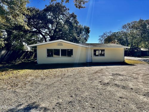 415 W Old Pass Rd, Long Beach, MS, 39560-4529 | Card Image