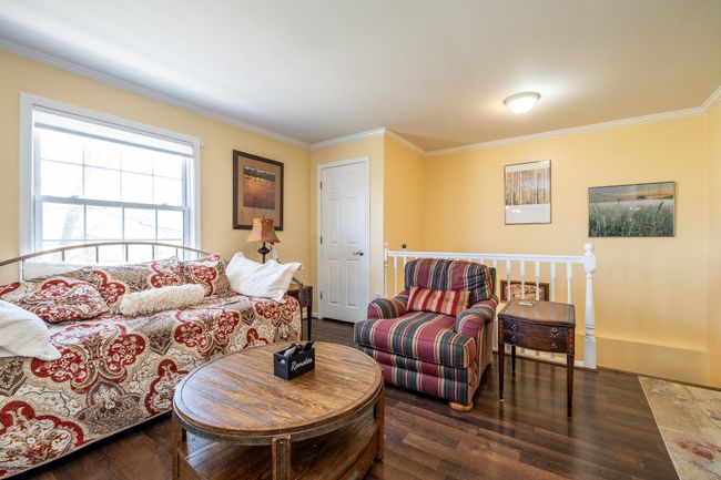Roomy living area | Image 6