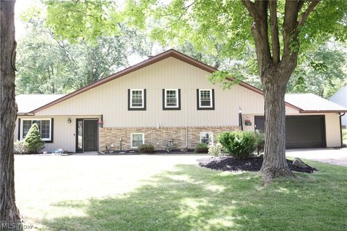 812 Blackfeet Trl, Macedonia, OH, 44056-1628 | Card Image