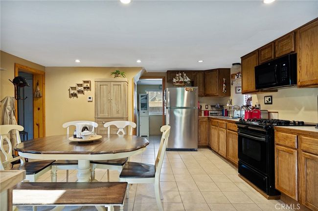 22864 Alder Ln, House other with 1 bedrooms, 2 bathrooms and 4 parking in Crestline CA | Image 12