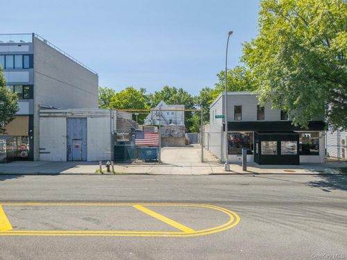 21120 Northern Blvd, Bayside, NY, 11361-3242 | Card Image