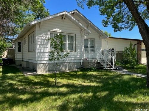394 2nd St W, House with 2 bedrooms, 2 bathrooms and 1 parking in Shaunavon SK | Card Image