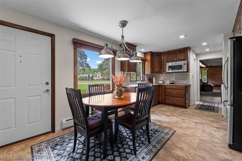 192 Kirk Lane Dr, Troy, MI, 48084-1759 | Card Image