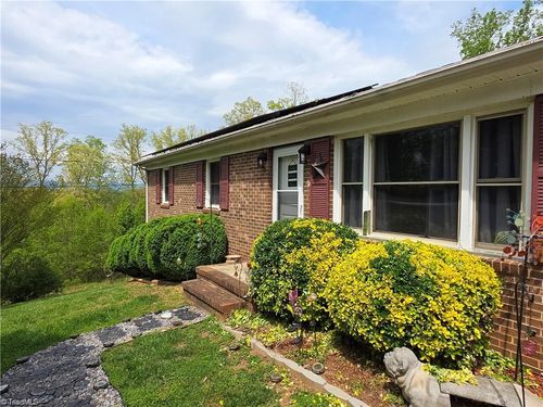 166 Town Ln, Mount Airy, NC, 27030-9529 | Card Image