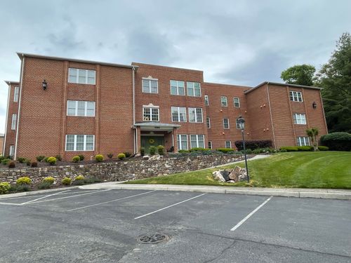 211-3060 Mcvitty Forest Dr, Roanoke, VA, 24018-3575 | Card Image